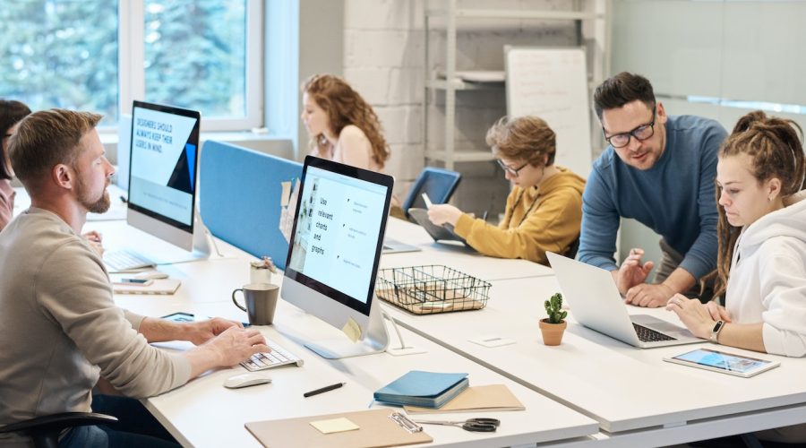 employés d'une entreprise en pleine réunion