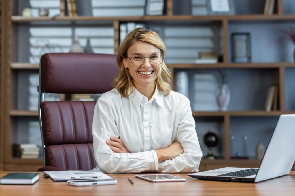 Une directrice travaille dans un bureau lumineux, organisé et fonctionnel.