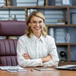 Une directrice travaille dans un bureau lumineux, organisé et fonctionnel.