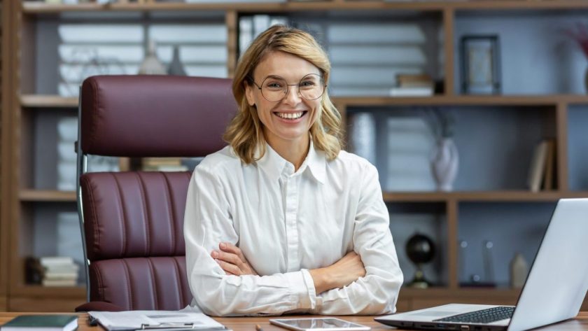 Une directrice travaille dans un bureau lumineux, organisé et fonctionnel.