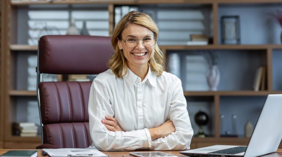 Une directrice travaille dans un bureau lumineux, organisé et fonctionnel.